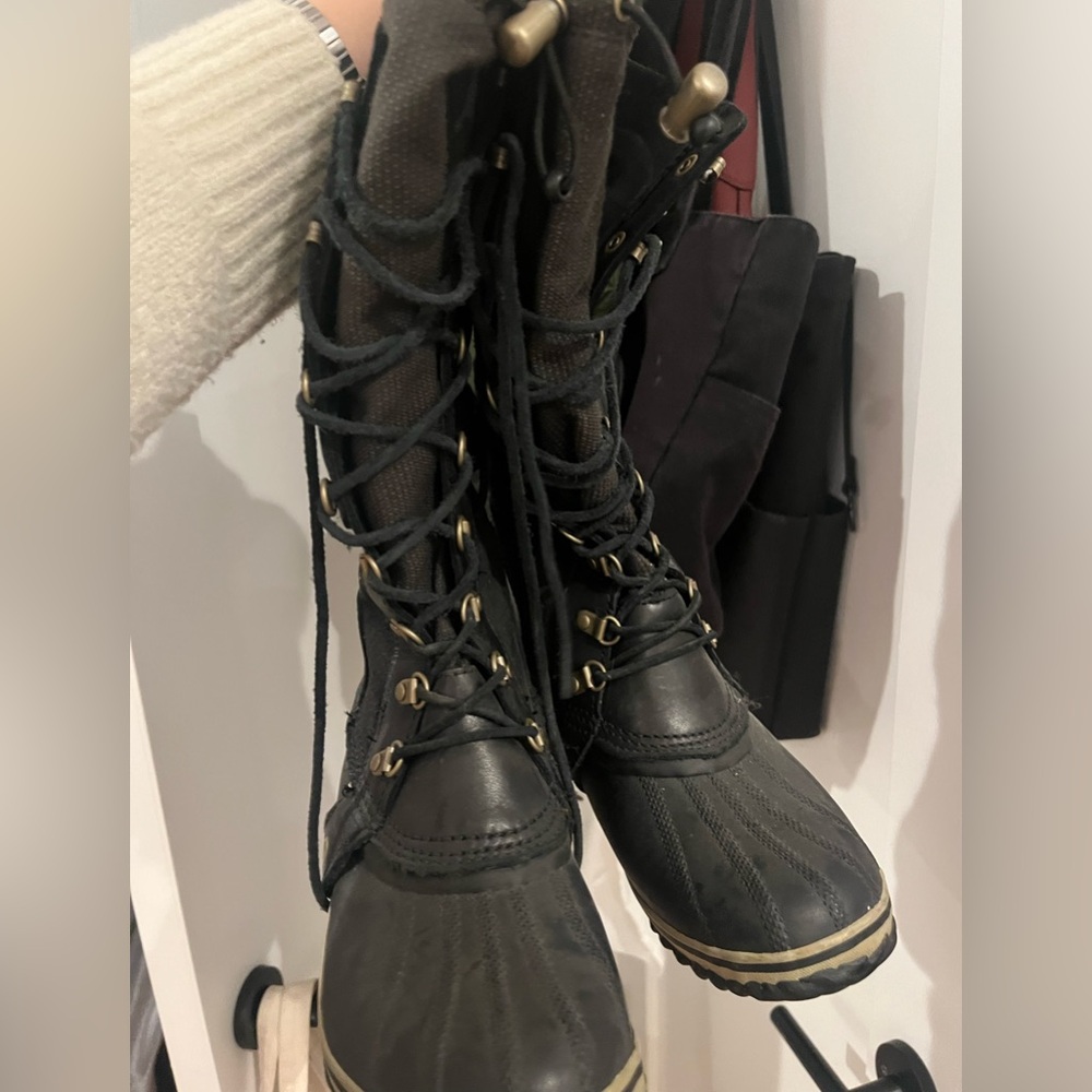 Size 9 sorel black and grey snow boots